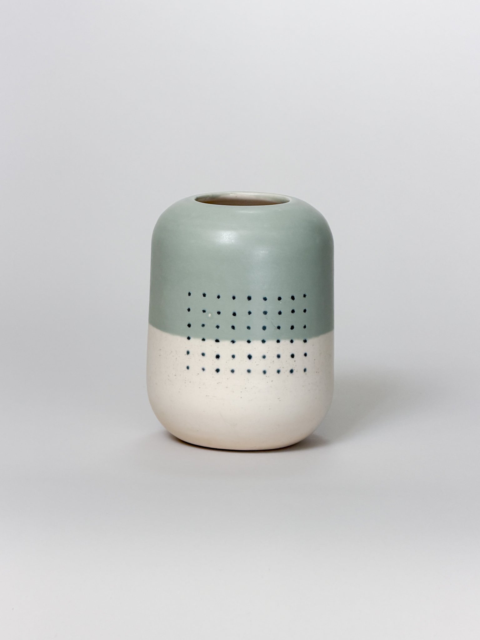 Vase, Dots