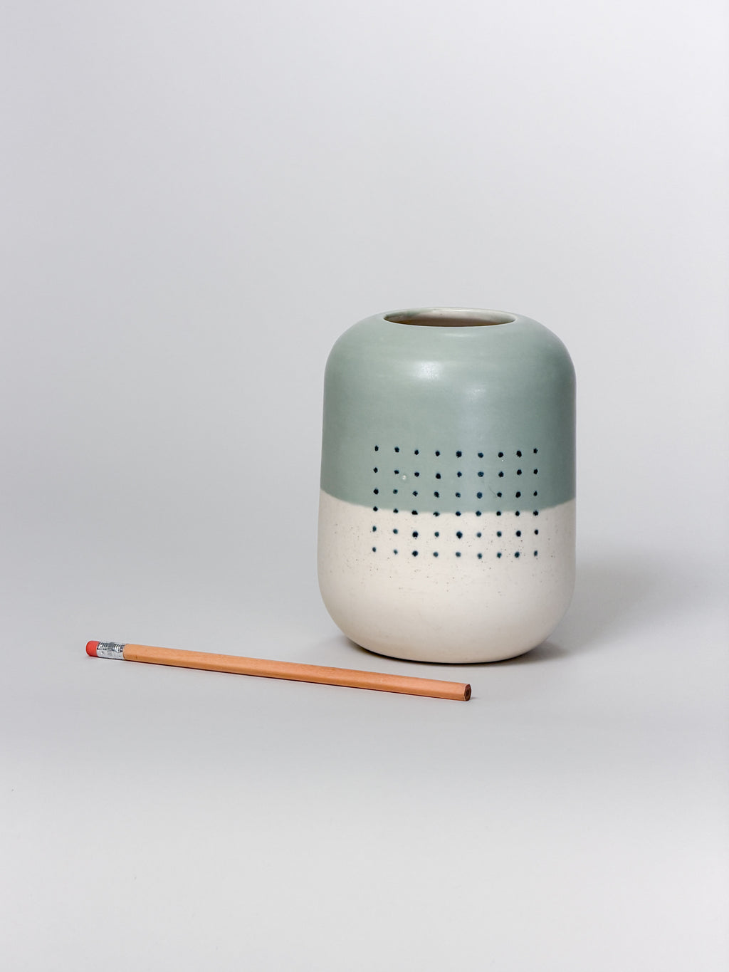 Vase, Dots