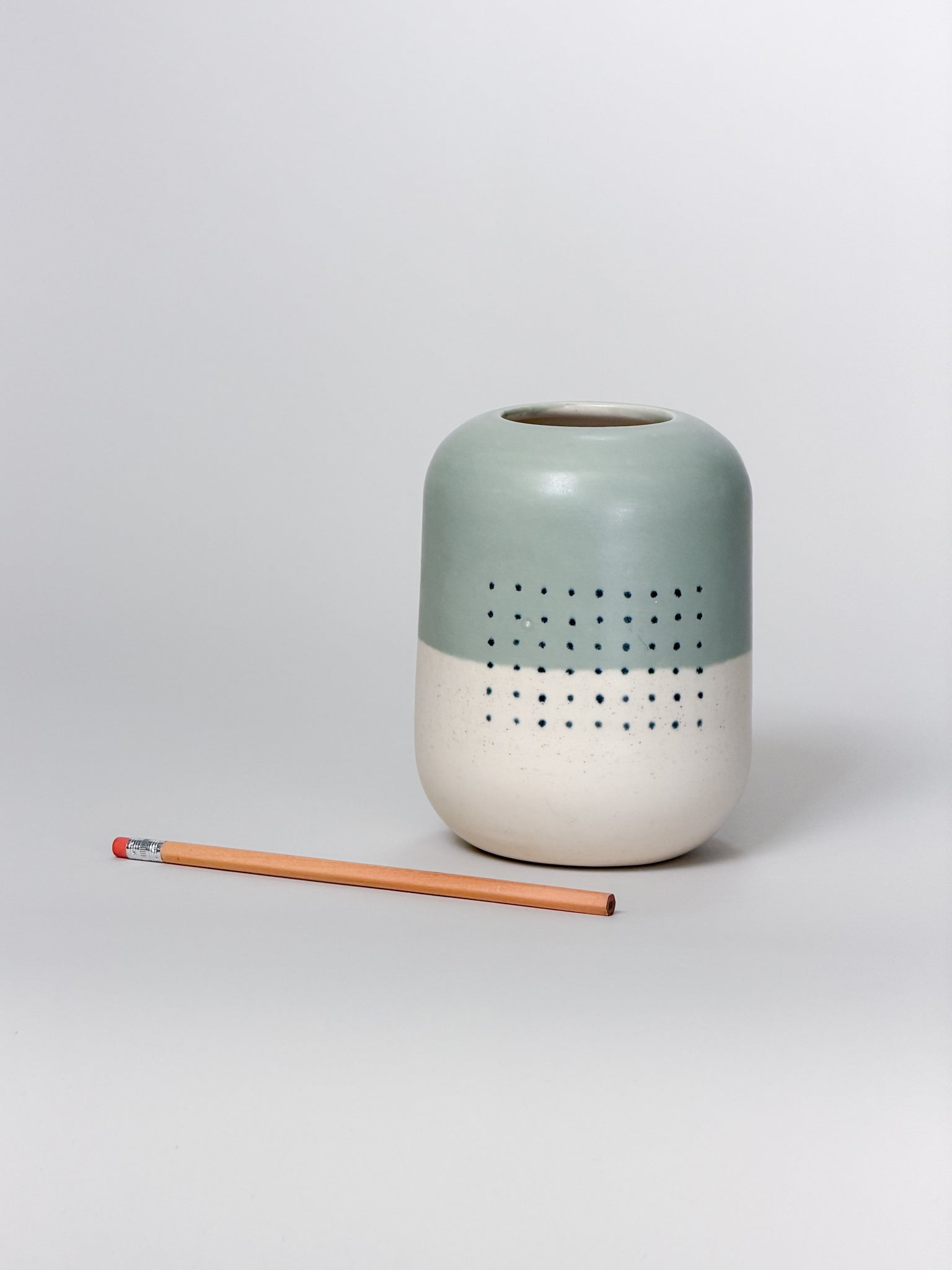 Vase, Dots
